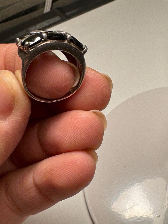 Anillo de plata con piedras negras