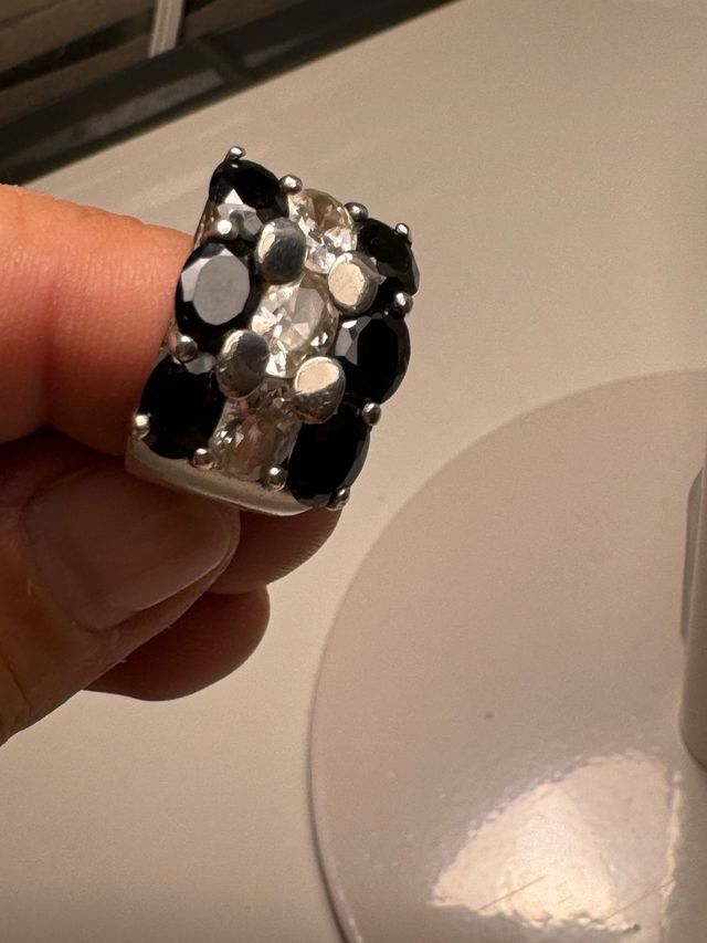 Anillo de plata con piedras negras