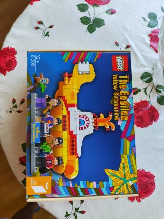Lego Submarine Beathes.
