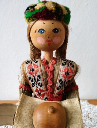 Bambolina in paglia legno russa