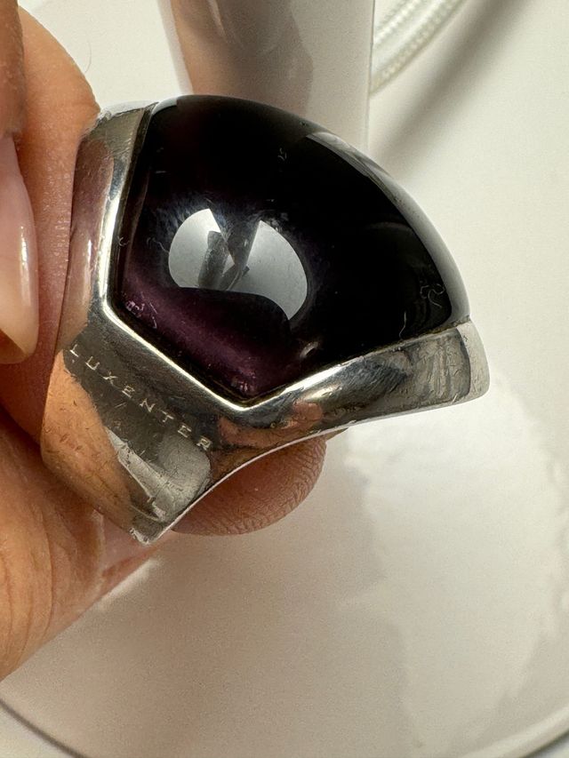 Anillo Luxenter de plata con piedra morada