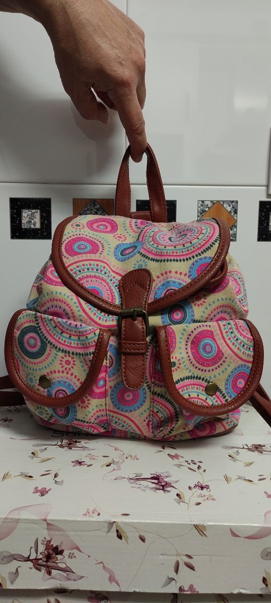 Mochila estampada. Bandolera. Mochila juvenil.
