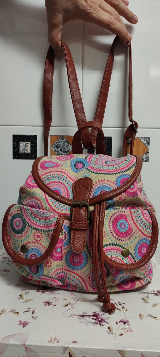Mochila estampada. Bandolera. Mochila juvenil.
