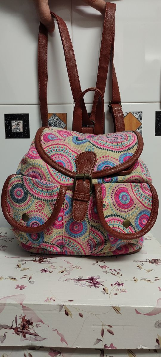 Mochila estampada. Bandolera. Mochila juvenil.