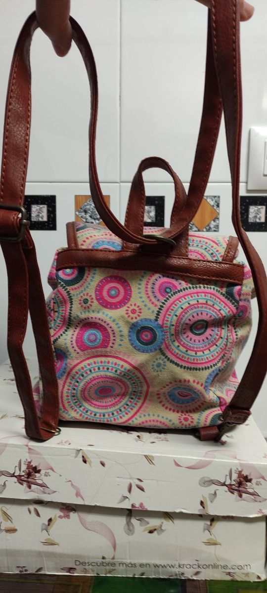 Mochila estampada. Bandolera. Mochila juvenil.
