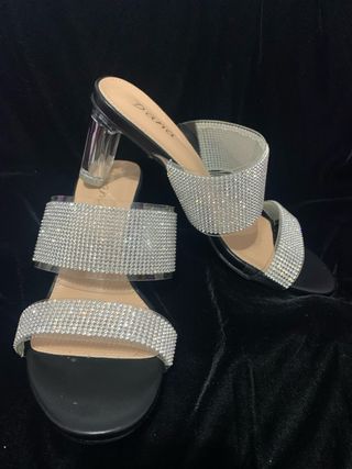 Sandalias brillante, tacón transparente.