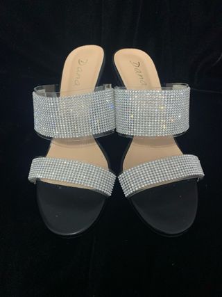 Sandalias brillante, tacón transparente.