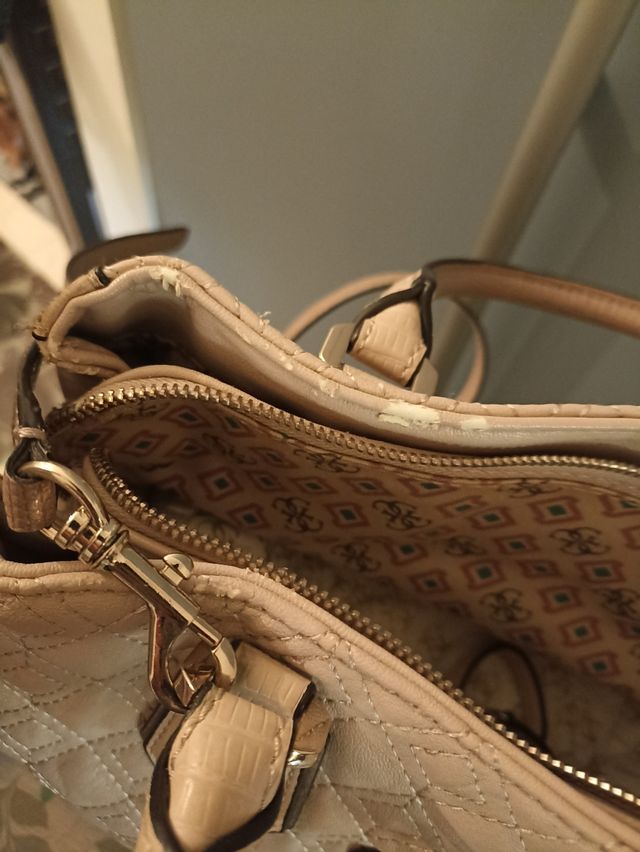 Borsa e portafoglio Guess.