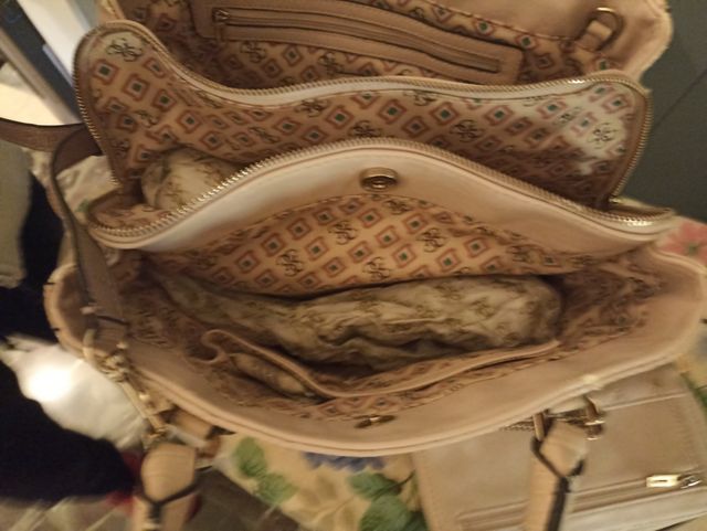 Borsa e portafoglio Guess.