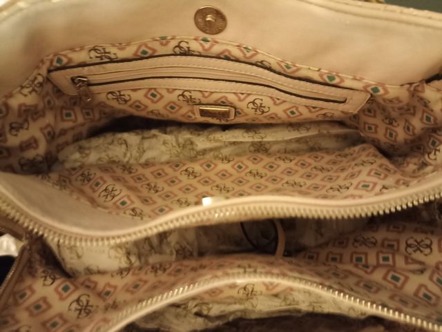 Borsa e portafoglio Guess.