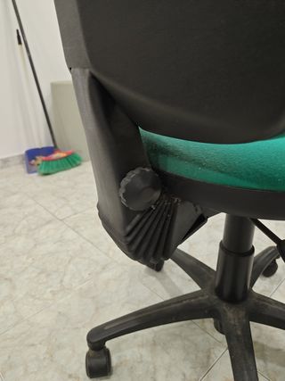 Tres Sillas de despacho, color verde, regulables.