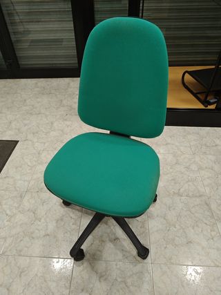Tres Sillas de despacho, color verde, regulables.