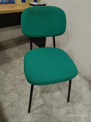 Cuatro sillas sala espera / despacho