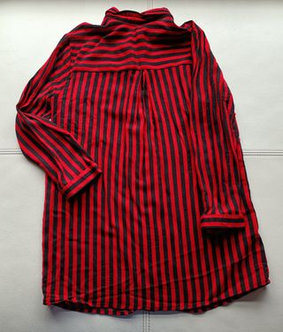 CAMISA ROJA CON RAYAS NEGRAS