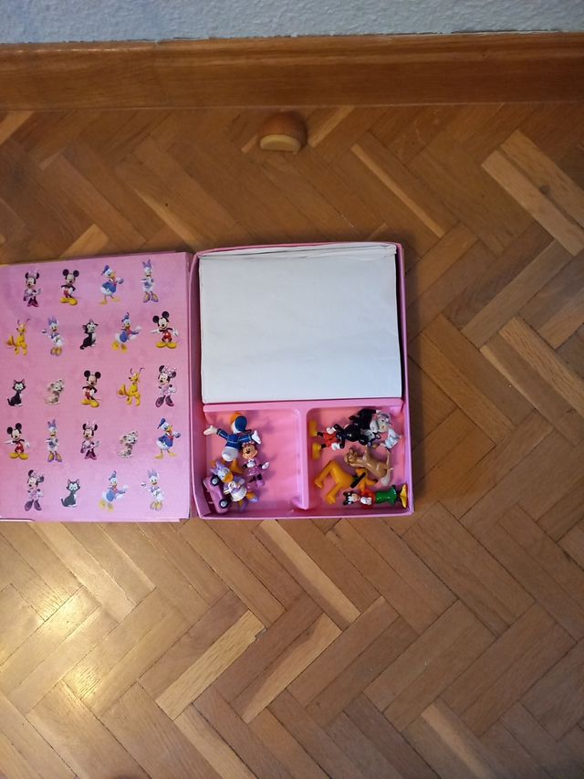 Libro Minnie con 10 figuritas