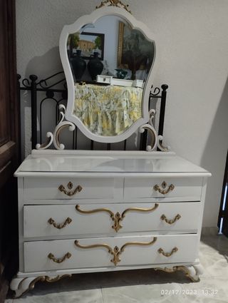 Cómoda con cajones y espejo