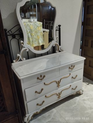 Cómoda con cajones y espejo