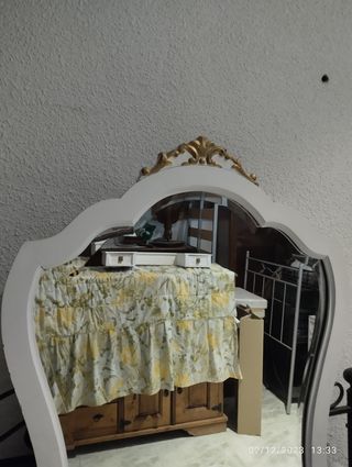 Cómoda con cajones y espejo