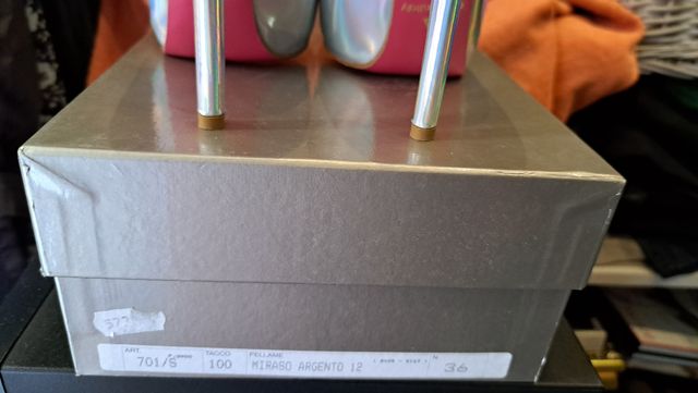 Zapatos de tacón alto en color plata 