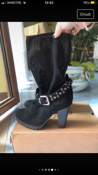 stivali neri col tacco