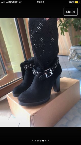stivali neri col tacco