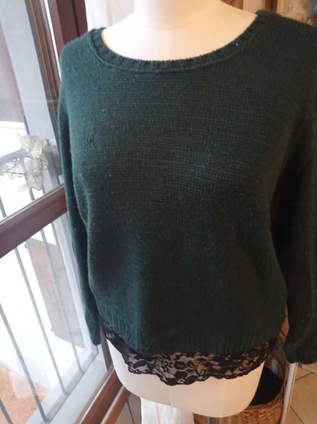 Maglione verde, dettaglio in pizzo
