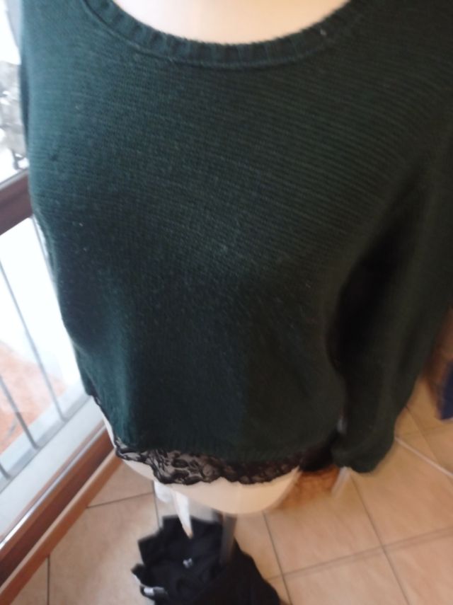 Maglione verde, dettaglio in pizzo