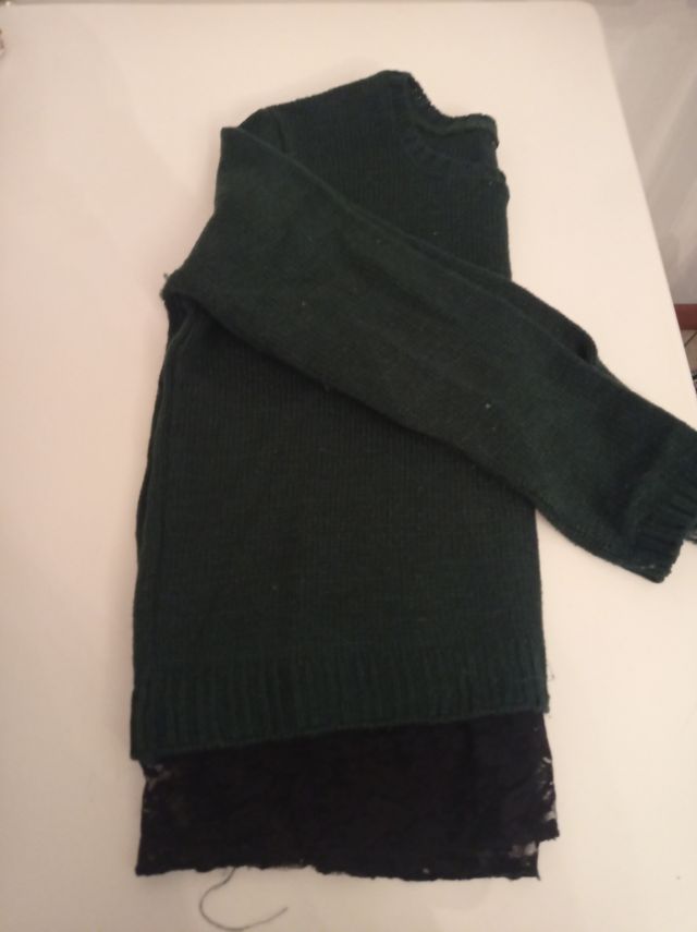 Maglione verde, dettaglio in pizzo