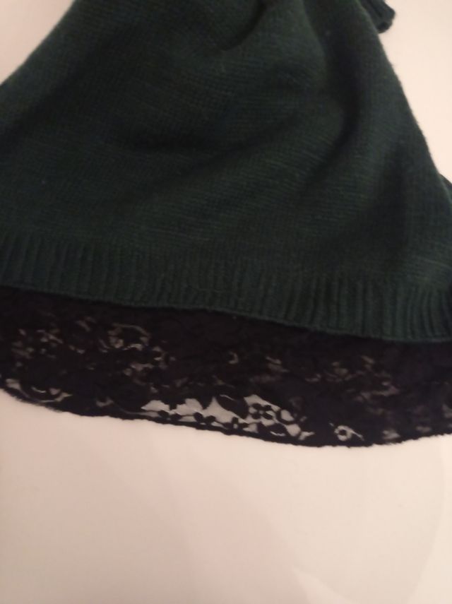 Maglione verde, dettaglio in pizzo
