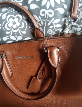 BOLSO Y CARTERA MICHAEL KORS .
