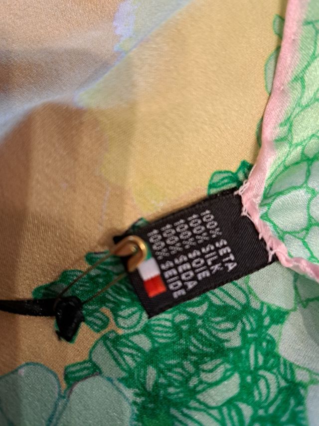Pañuelo seda etiqueta