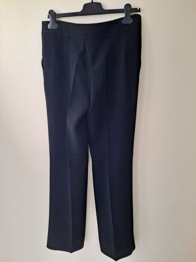 Pantalón vestir negro. 