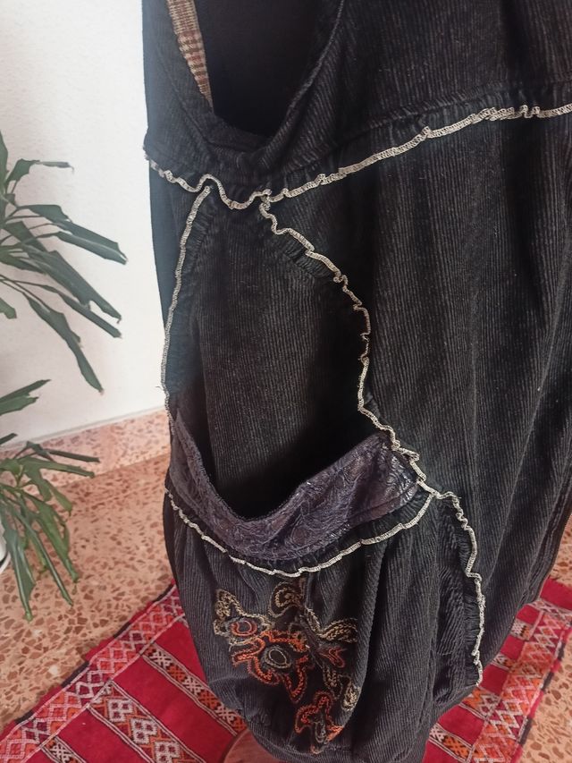 Chaleco bohemio en panilla negra