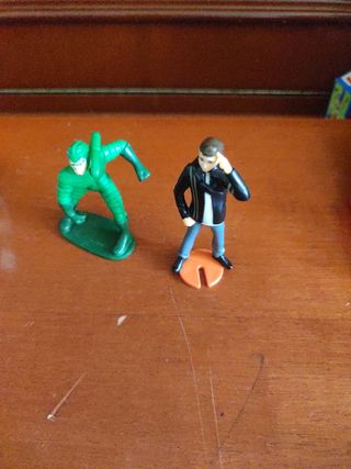 Muñecos y juguetes variados