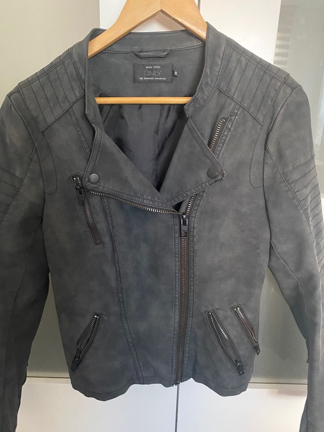 cazadora only polipiel negra , biker