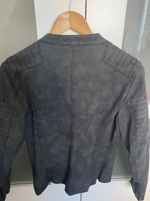 cazadora only polipiel negra , biker