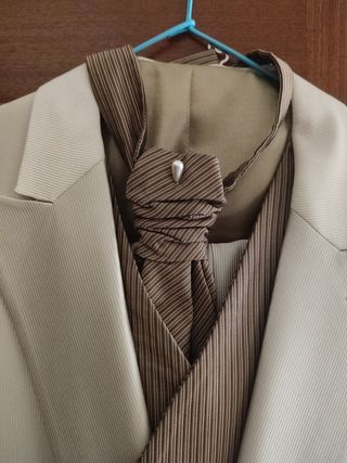 Traje de novio marfil