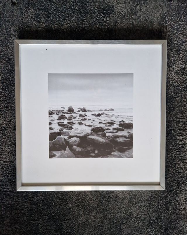 Cuadro blanco y negro con marco plateado