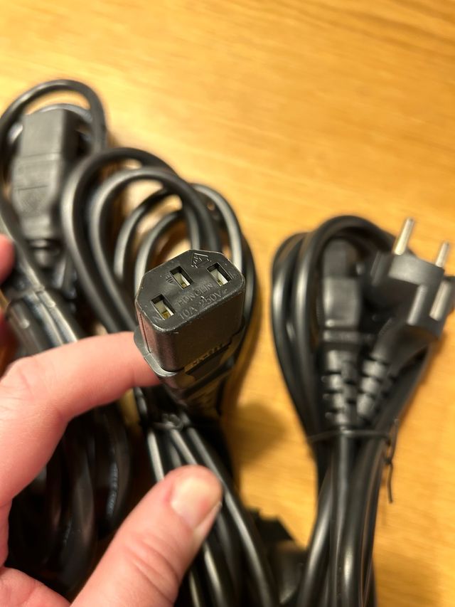 1 pezzo cavo di alimentazione IEC C13 vari tipi