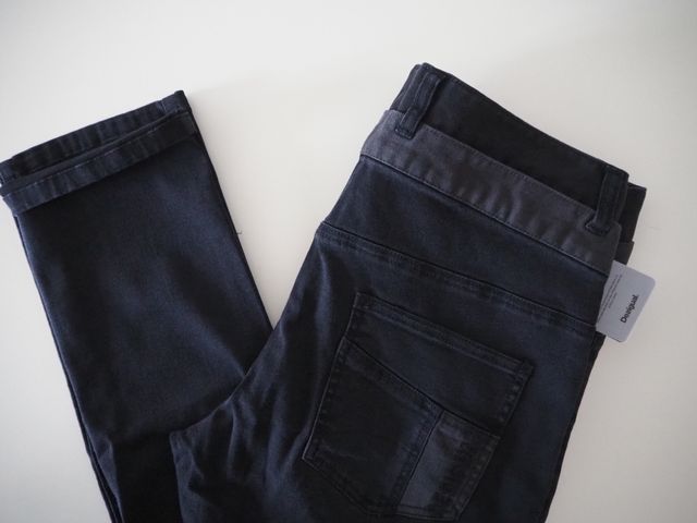 Desigual. Pantalón vaquero negro. W32