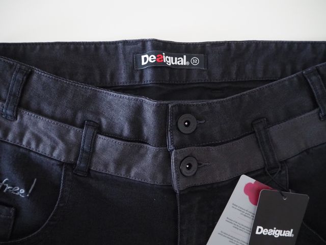 Desigual. Pantalón vaquero negro. W32