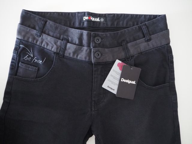 Desigual. Pantalón vaquero negro. W32