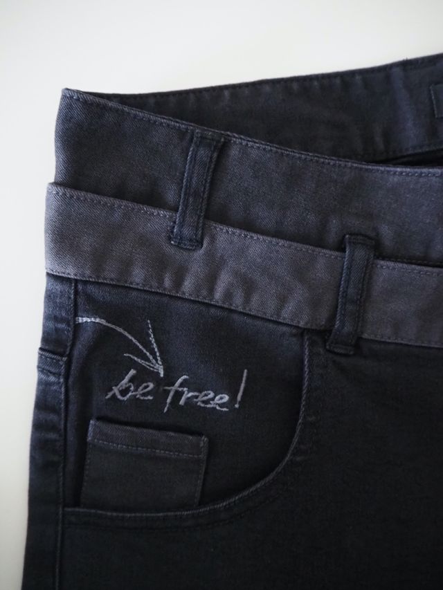 Desigual. Pantalón vaquero negro. W32