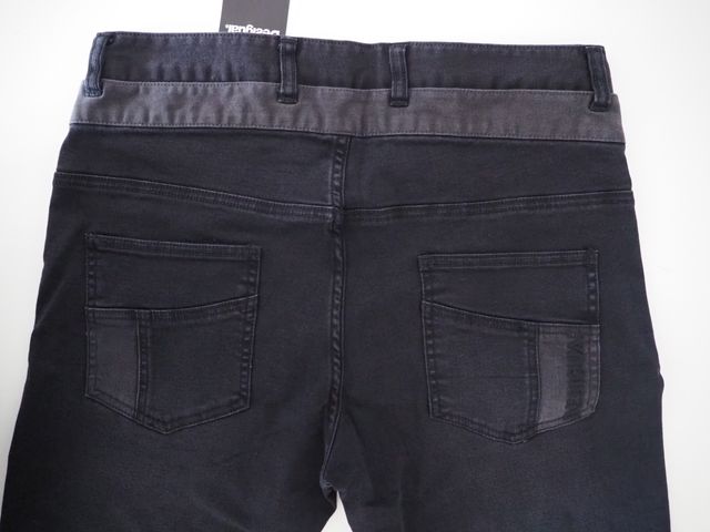 Desigual. Pantalón vaquero negro. W32