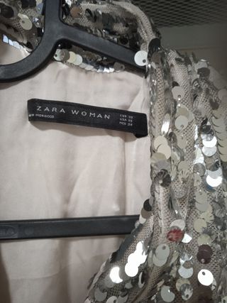 Vestido lentejuelas beige Zara.
