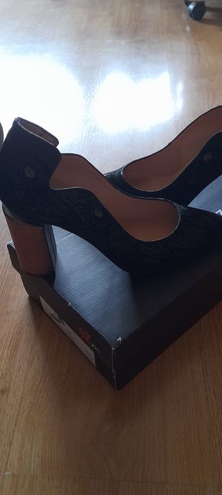 zapatos negro con tacon cobre 10€