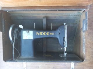 Macchina da cucire vintage Necchi
