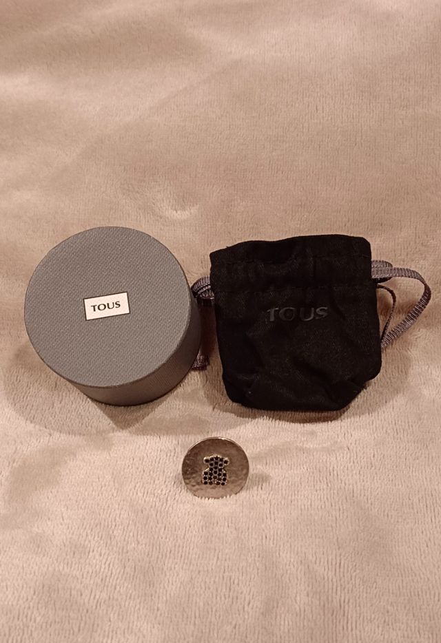 Tous, anello in argento con logo su pietre nere