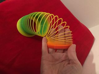 Juguete muelle magico colores arco iris