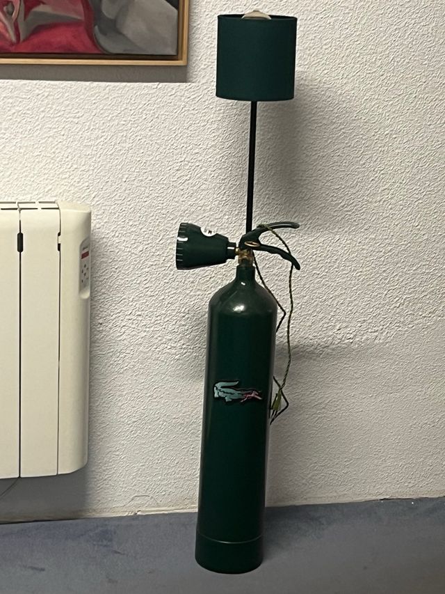 LAMPARA PIE EXTINTOR LACOSTE
